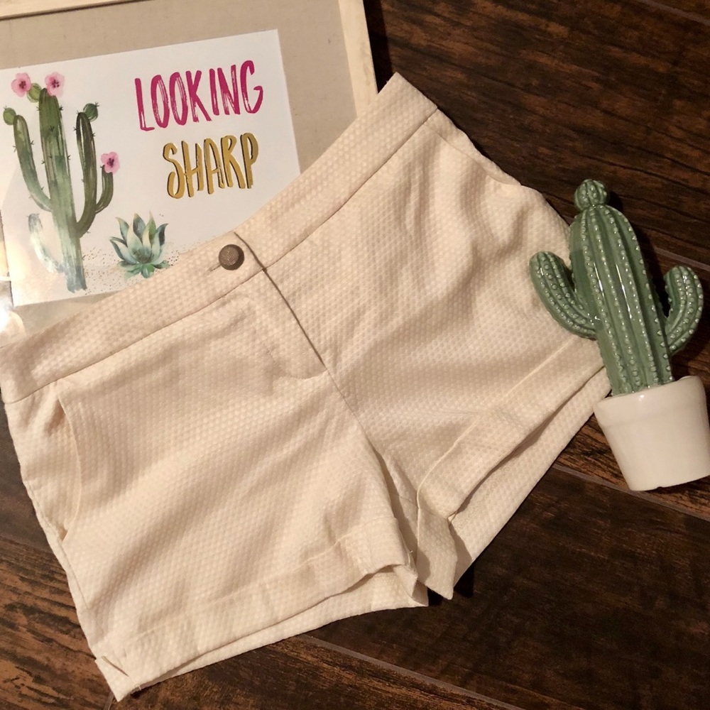 🌸3/$20 Forever 21 Cream Textured Shorts Sz M